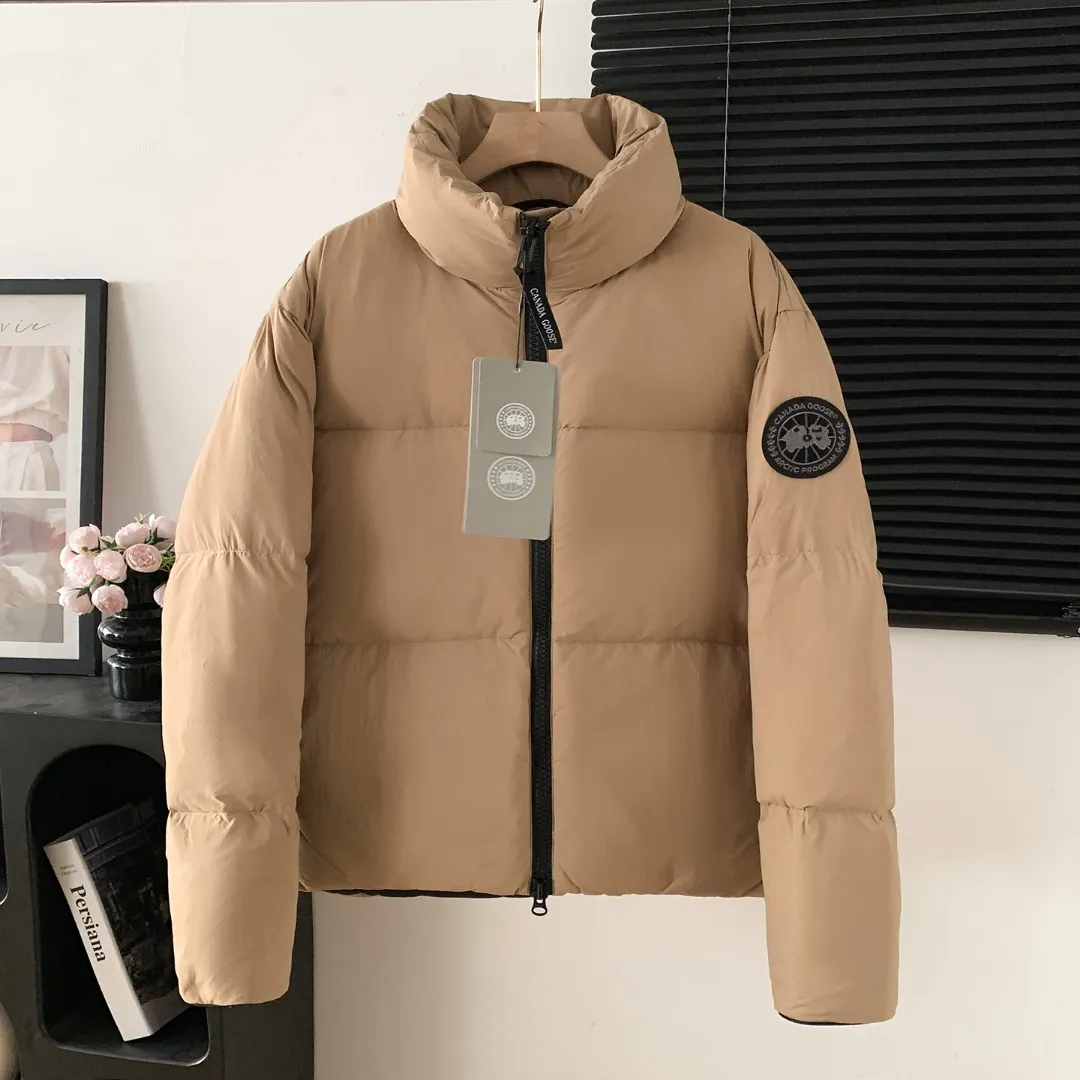 Style number: Y 172 2802M (high version) Canada gooes Canada goose Lawrence down jacket Lawrence down jacket provides basic protection for daily adventures. Delicately soft fabric, this is a water-repellent fabric that is soft to the touch yet durable. Filled with extremely fluffy white duck down. This piece has a quilted body and structured down. Padded collar and reflective double-stripe grip tape. Extended hem and tucked-in inner rib-knit cuffs. ⚠️The real color of the desert color is darker, consistent with the color on the official website. Color: Black Black Label Black Red Label Desert Color Ocean Blue Size: XS-2XL